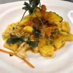 Gnocchi di patate con gamberi e verdure di stagione