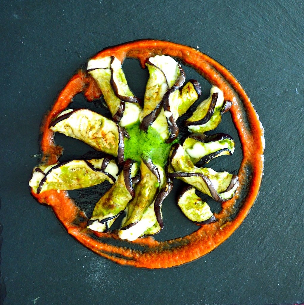 Melanzane grigliatecon formaggio, sugo di pomodore e pesto