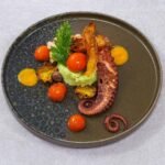 Polpo croccante con purè di piselli e pomodorini confit