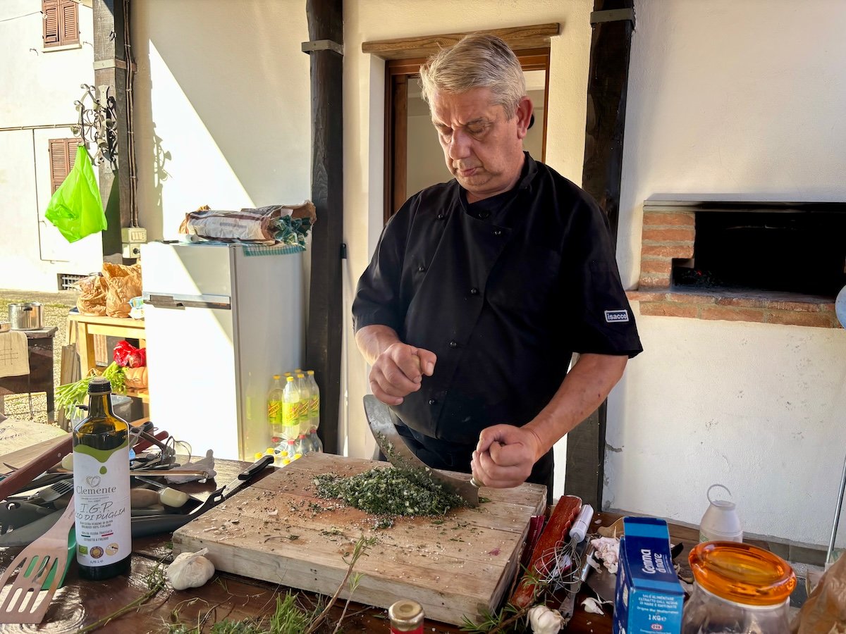 Paolo Amoretti facendo sale aromatizzato
